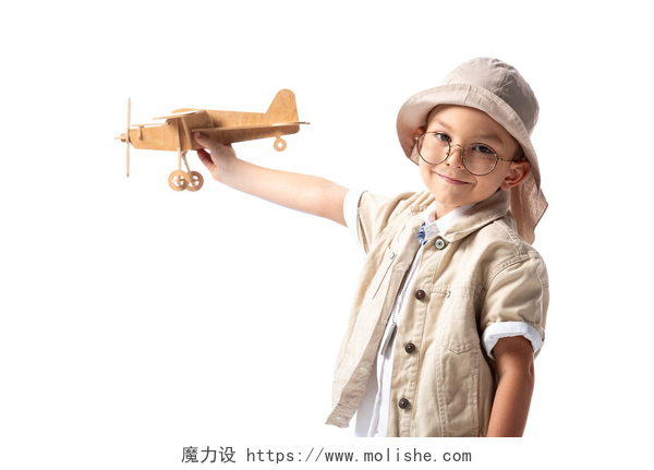 面露微笑的孩子手拿木制玩具飞机微笑的探险家男孩在眼镜和帽子拿着木制玩具飞机孤立在白色